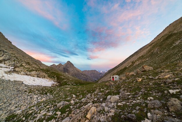 Le Alpi all&#39;alba. Cielo colorato maestose cime, valli drammatiche, montagne rocciose. Vista espansiva dall&#39;alto.