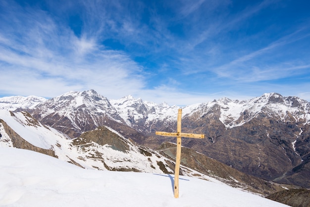 Le Alpi in inverno, giornata di sole, stazione sciistica sulla neve vista mozzafiato dall'alto
