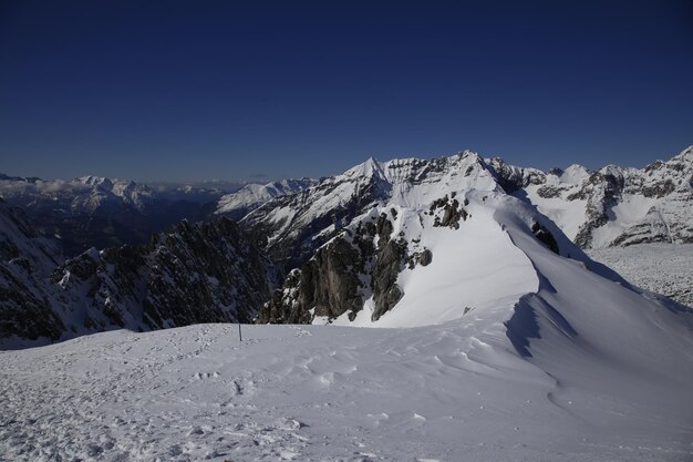 Le alpi innevate della stazione del cielo della città di Innsbruck Austria