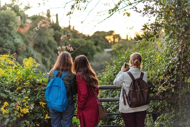 Le amiche delle ragazze viaggiano, camminano, scattano foto