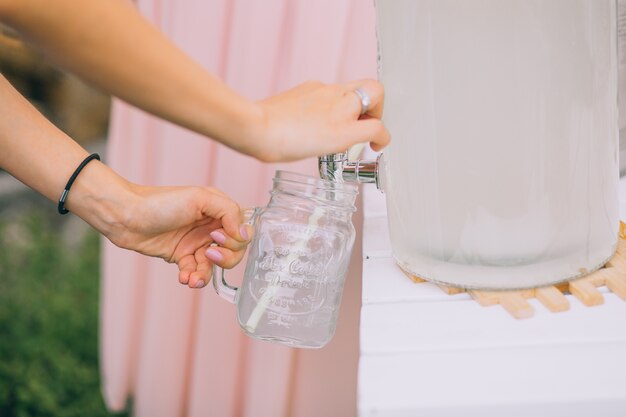 Le amiche e la sposa celebrano la festa di addio al nubilato prima del matrimonio