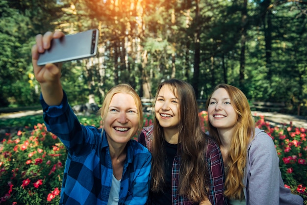 Le amiche prendono un selfie sullo smartphone