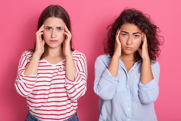 Le amiche stanche dai capelli scuri hanno mal di testa