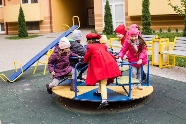 Le amichette tristi nel parco giochi durante la quarantena