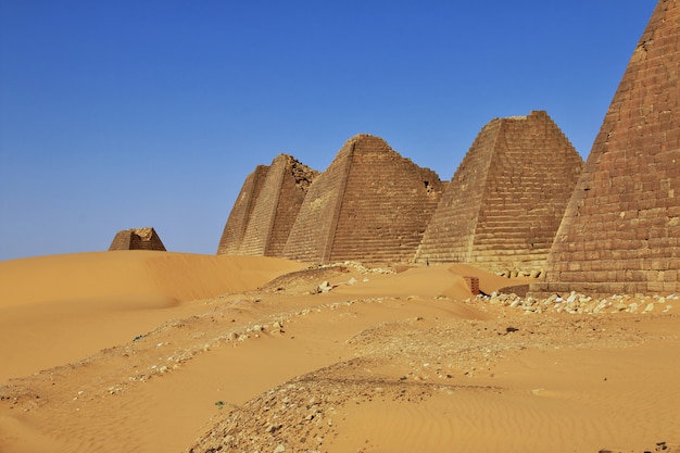 Le antiche piramidi di Meroe nel deserto del Sahara, in Sudan