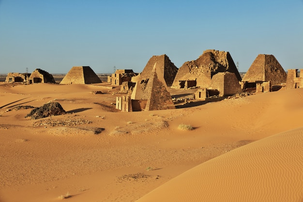 Le antiche piramidi di Meroe nel deserto del Sahara