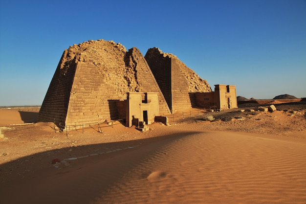 Le antiche piramidi di Meroe nel deserto del Sudan