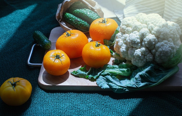 Le appetitose verdure estive giacciono sul tavolo della cucina