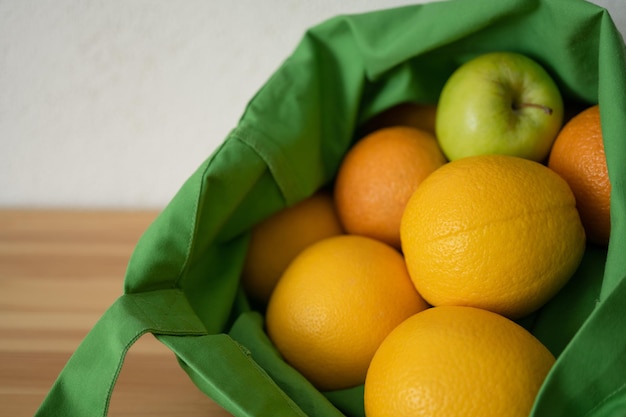 Le arance di frutta fresca sono nella borsa riutilizzabile Prodotto ecologico Attenzione per l'ambiente