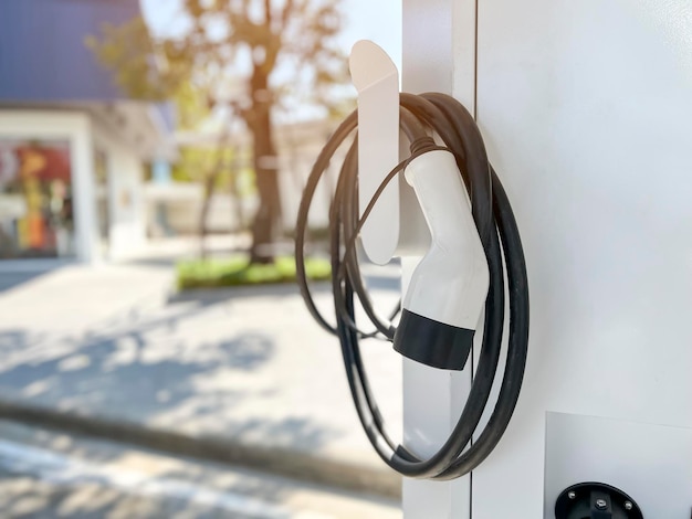 Le auto elettriche caricano la batteria, idea ecologica basata su energia verde e tecnologia ecologica