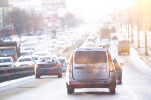 Le auto guidano sulla strada