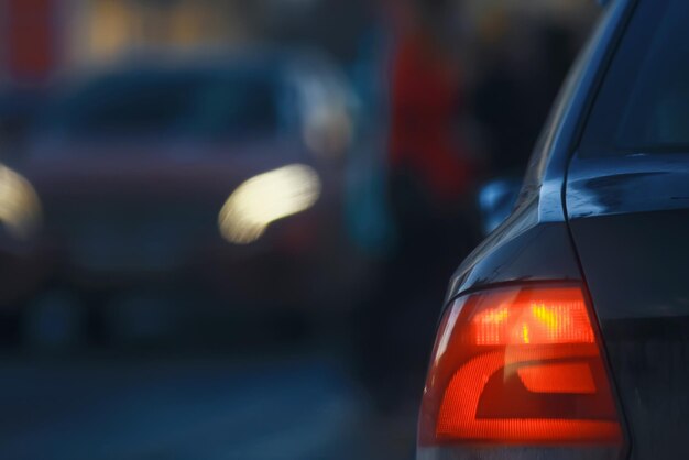 Le auto guidano sulla strada