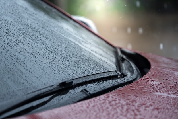 Le auto parcheggiate sotto la pioggia nella stagione delle piogge e hanno un sistema di tergicristalli per pulire il parabrezza dal parabrezza