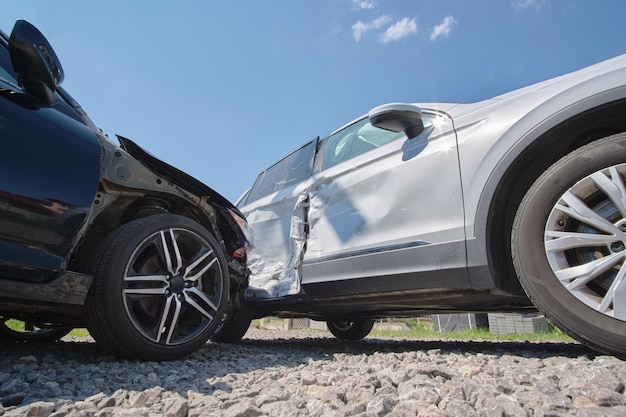 Le auto si sono schiantate pesantemente in un incidente stradale dopo la collisione su una strada cittadina Concetto di sicurezza e assicurazione stradale