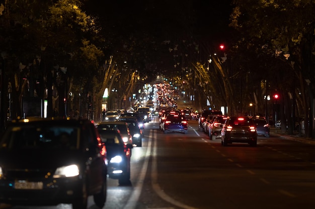 Le auto si trovano in un ingorgo sulla strada di notte