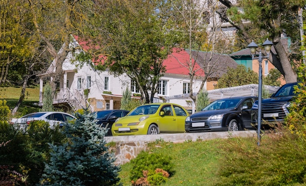 Le auto sono parcheggiate vicino alla casa nel parcheggio