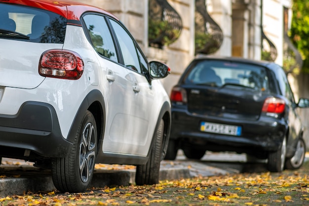 Le automobili moderne hanno parcheggiato dal lato della via della città nel distretto residenziale