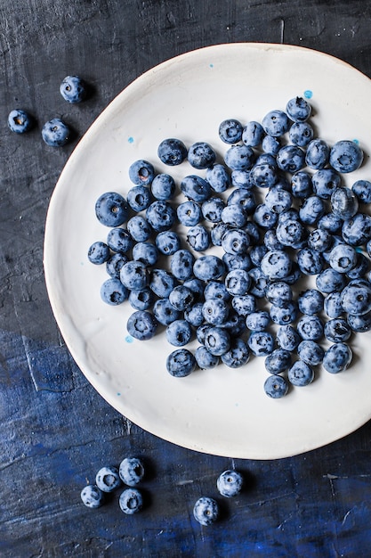 Le bacche fresche mature dolci del dessert del mirtillo raccolgono il servizio di fportion