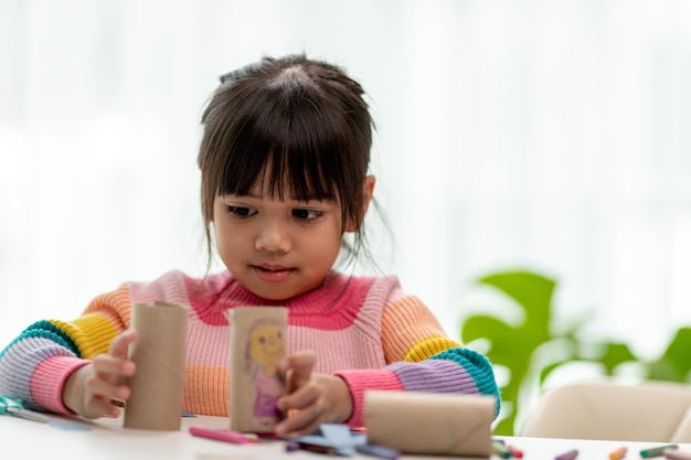 Le bambine asiatiche realizzano binocoli con anima in carta velina Riutilizza i prodotti di scarto Idea giocattolo su misura Soft focus