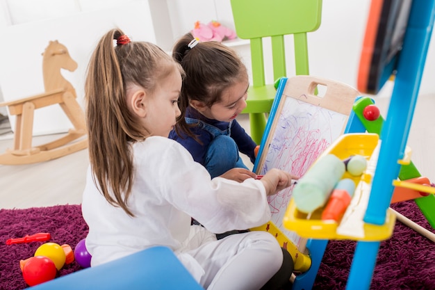 Le bambine disegna nella stanza