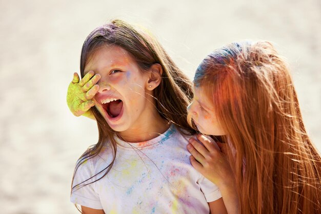 Le bambine imbrattate di polvere colorata si divertono