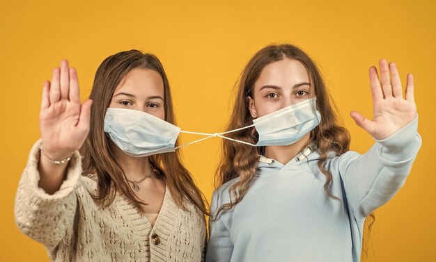 Le bambine mentre il coronavirus indossano una maschera respiratoria fermano il virus