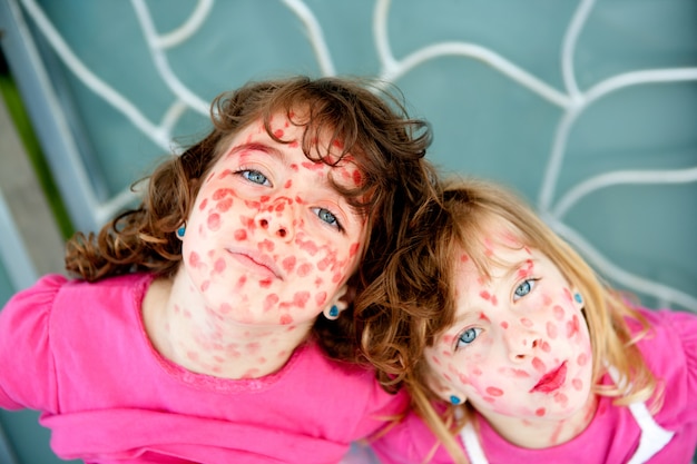 le bambine ragazzine fingono il morbillo al rossetto