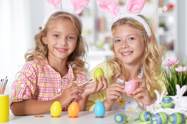 Le bambine si divertono a dipingere le uova di Pasqua