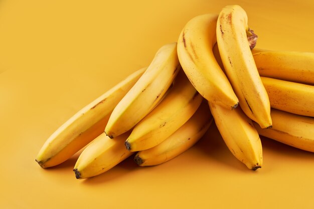 Le banane gialle si chiudono sullo sfondo