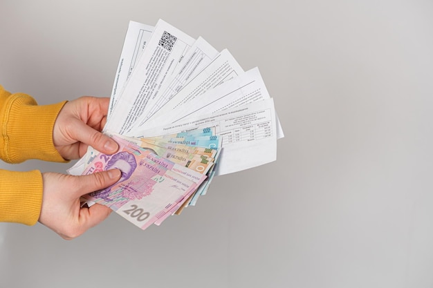 Le banconote e i pagamenti per le utenze Hryvnia sono nelle mani di una persona