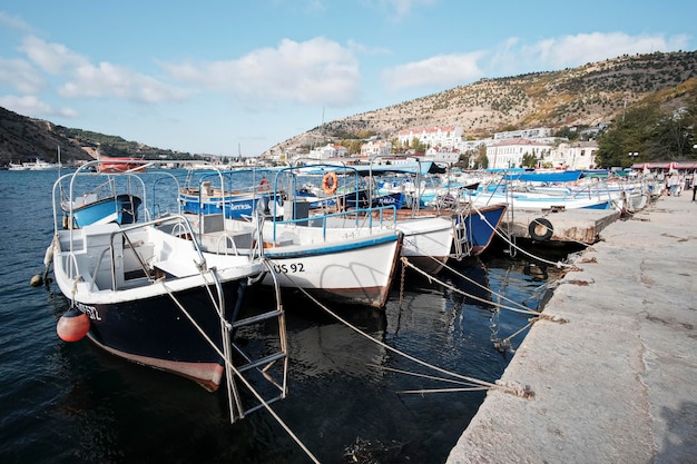 Le barche sono ormeggiate Giornata di sole mare montagne