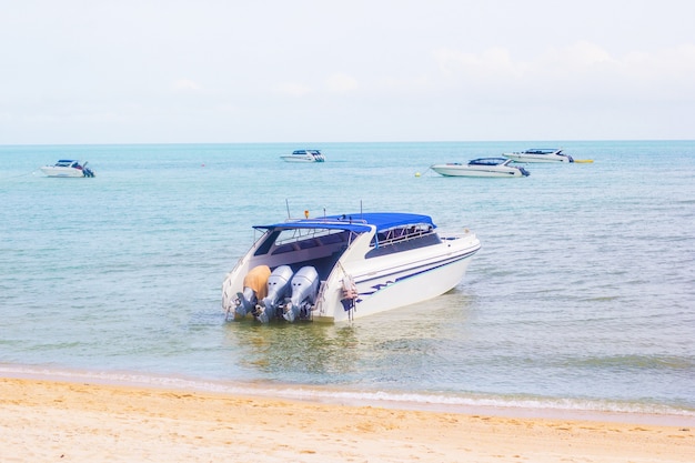 Le barche veloci parcheggiano in mare