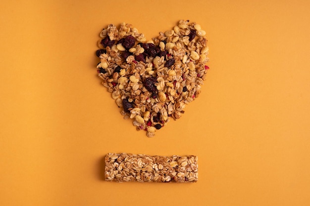 Le barrette di muesli sono un concetto creativo Il cuore è foderato di fiocchi che mostrano l'attitudine a un'alimentazione sana