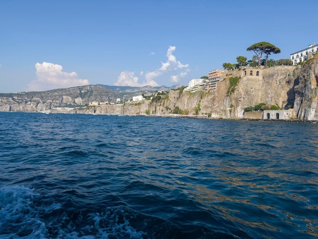 Le belle case sulla roccia a Sorrento