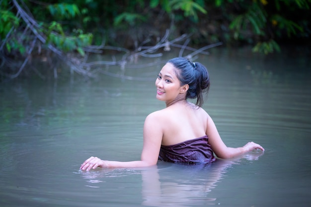 Le belle donne asiatiche stanno facendo il bagno nel fiume.