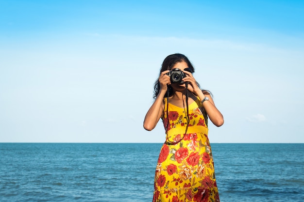 Le belle donne di Portait prendono la macchina fotografica al mare