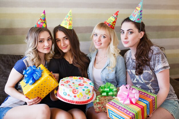 Le belle donne regalano il compleanno della sua fidanzata.