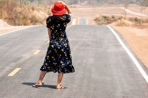 Le belle donne stanno aspettando l'autobus sulla bella strada nella campagna della Tailandia attraverso le belle montagne