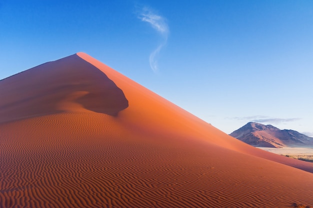 Le belle dune del tramonto e la natura di Namib abbandonano, Sossusvlei, Namibia, Sudafrica