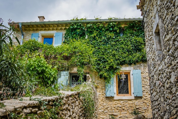 Le belle e verdi stradine del borgo medievale di Lussan, nel sud della Francia