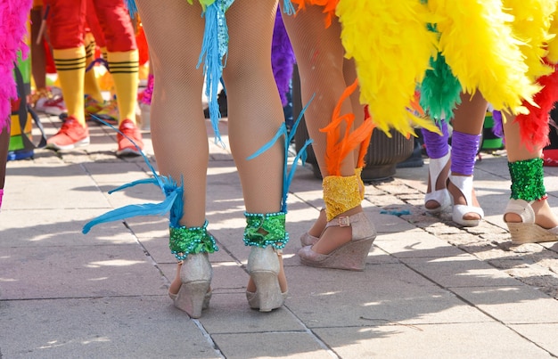 Le belle gambe delle ballerine del Pacifico e della spiaggia caraibica