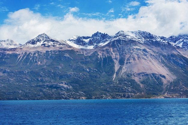 Le belle montagne abbelliscono lungo la strada sterrata Carretera Austral nella Patagonia meridionale, Chile