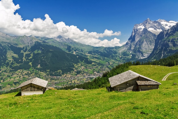 Le belle montagne idilliache abbelliscono con la casa di campagna di estate, le alpi, Svizzera