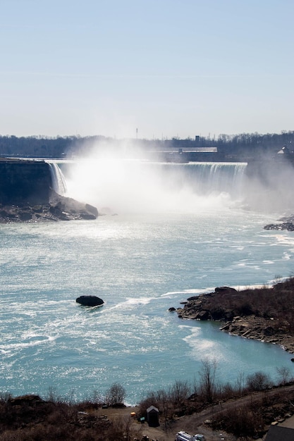 Le bellissime cascate Niagara Horseshoe dal lato canadese in primavera