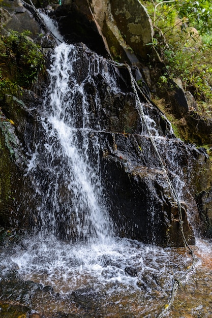 Le bellissime cascate, rapide e ruscelli di montagna nella foresta tropicale nel Parco Yanoda, città di Sanya. Isola di Hainan, Cina.