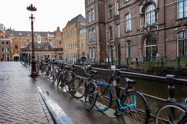 Le biciclette sono allineate su un ponte ad amsterdam.