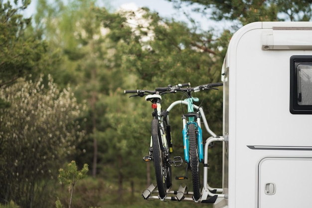 Le biciclette sono montate sul camper Il concetto di viaggio