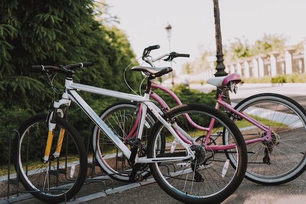 Le biciclette stanno stando sul parcheggio vuoto