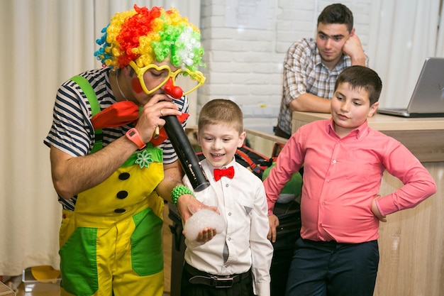 Le bolle di sapone mostrano i pagliacci alla festa dei bambini