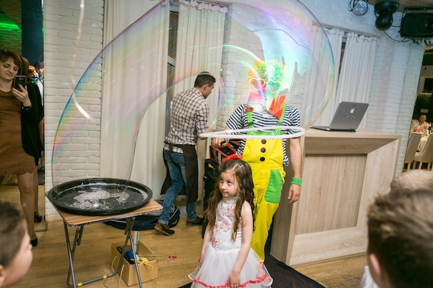 Le bolle di sapone mostrano i pagliacci alla festa dei bambini